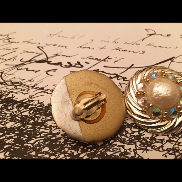 True Vintage Stunning Button Style Clip on Earrings - Picture 4 of 6
